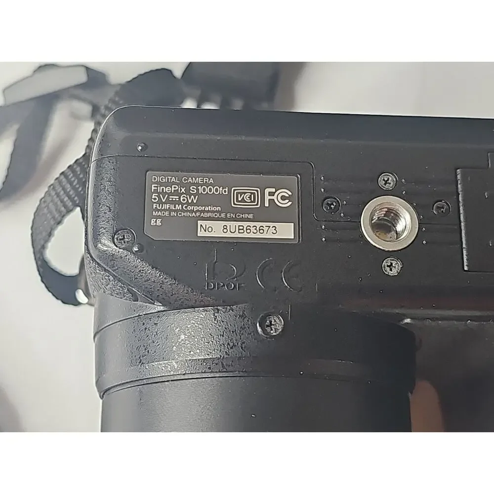 Fuji Fujifilm Finepix S1000 FD 10MP Digital Camera w/12x Zoom in Vanguard case